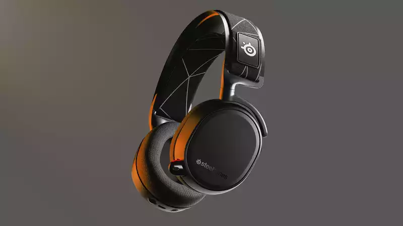 This SteelSeries headset connects to PC/PS5 and phone simultaneously.