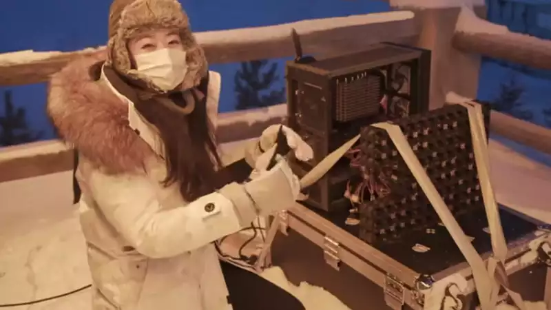 Playing RTX4090 at -53°C in snowy mountains to improve thermal performance