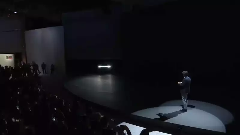 The president of Sony Honda is allowed to drive an electric car with dual senses on stage, but I am not allowed to play games while driving. Typical example.